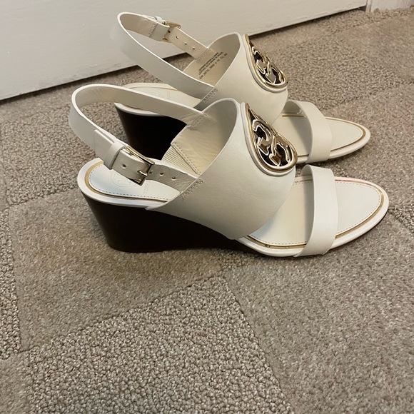 EUC 9 Tory Burch Miller Metal Logo Wedge Sandal Size 9 - Picture 2 of 3